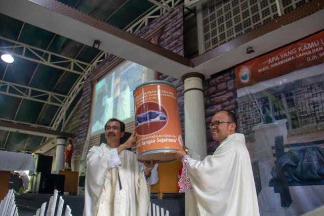 Celengan Raksasa Yesus Tunawisma